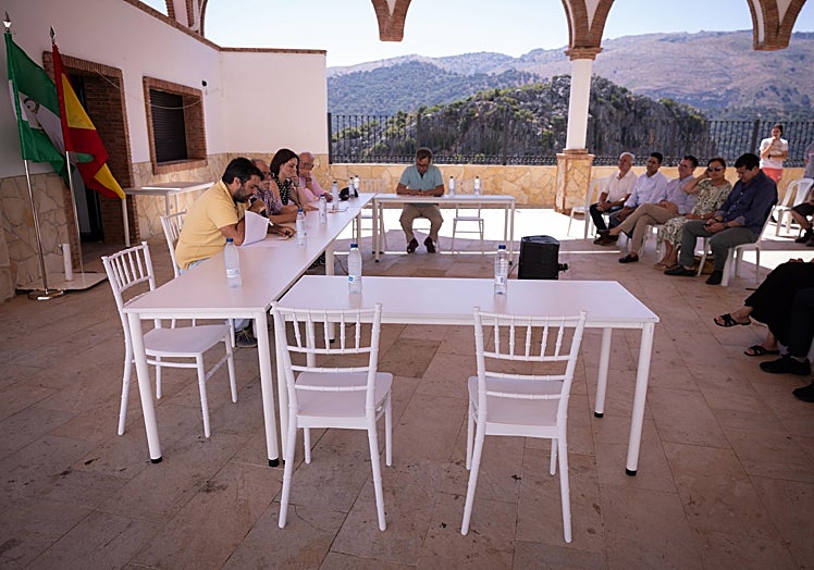 Empty seats on the socialist bench during the plenary session.