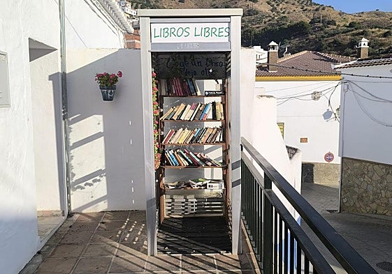 Cabin converted into a library in Moclinejo.