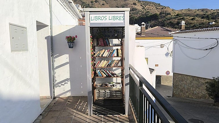 Second life for telephone booths in Malaga villages: mini-libraries