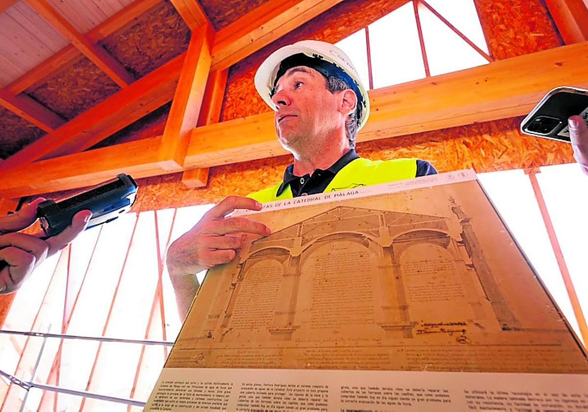 Juan Manuel Sánchez La Chica shows the plans of the roof that Ventura Rodríguez started in 1764.