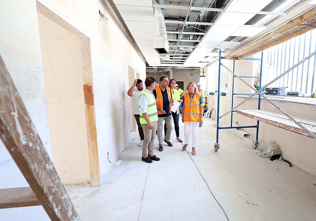 Mayor Ángeles Muñoz visited the facilities with provincial delegate for health Carlos Bautista.