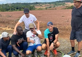Francisco Martín, with a bottle of water, together with several members of the NGO and neighbours of the Guinean people.