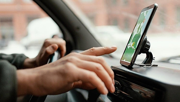 Can you really be fined for using your mobile phone in a car mount in Spain?