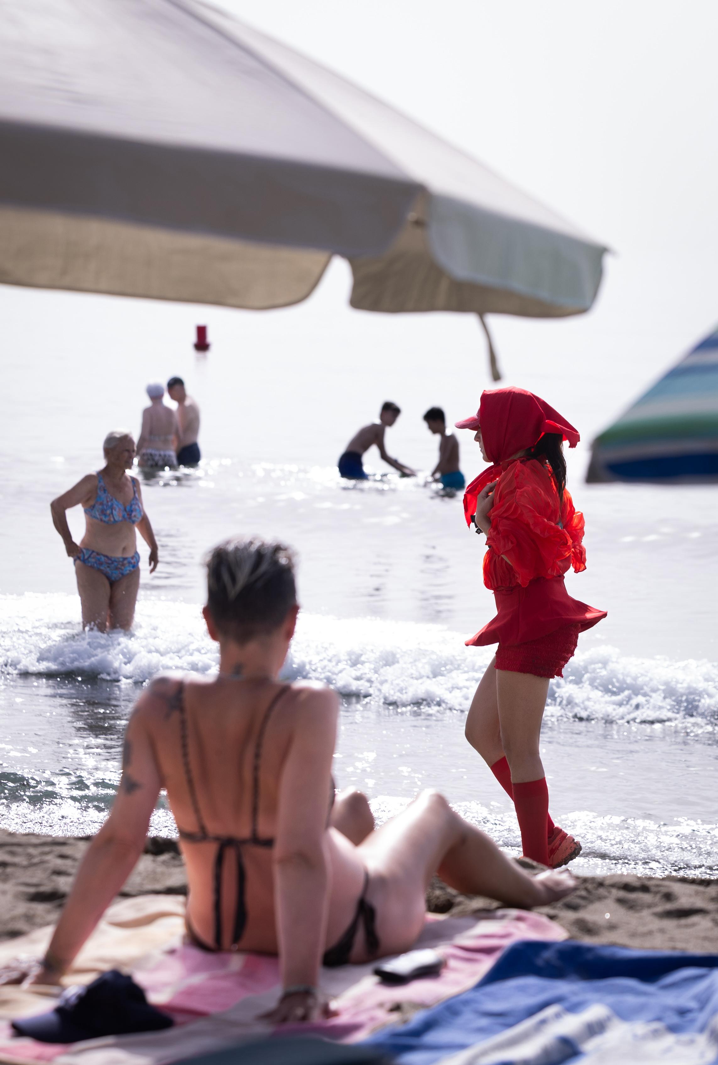 Imagen secundaria 2 - Who is the woman in red crossing the beaches of Malaga?
