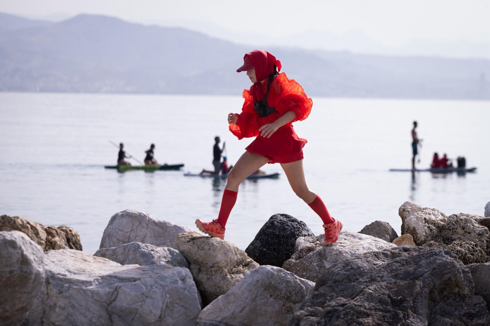 Imagen secundaria 1 - Who is the woman in red crossing the beaches of Malaga?