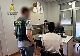 Images of Guardia civil agents consulting the documents.