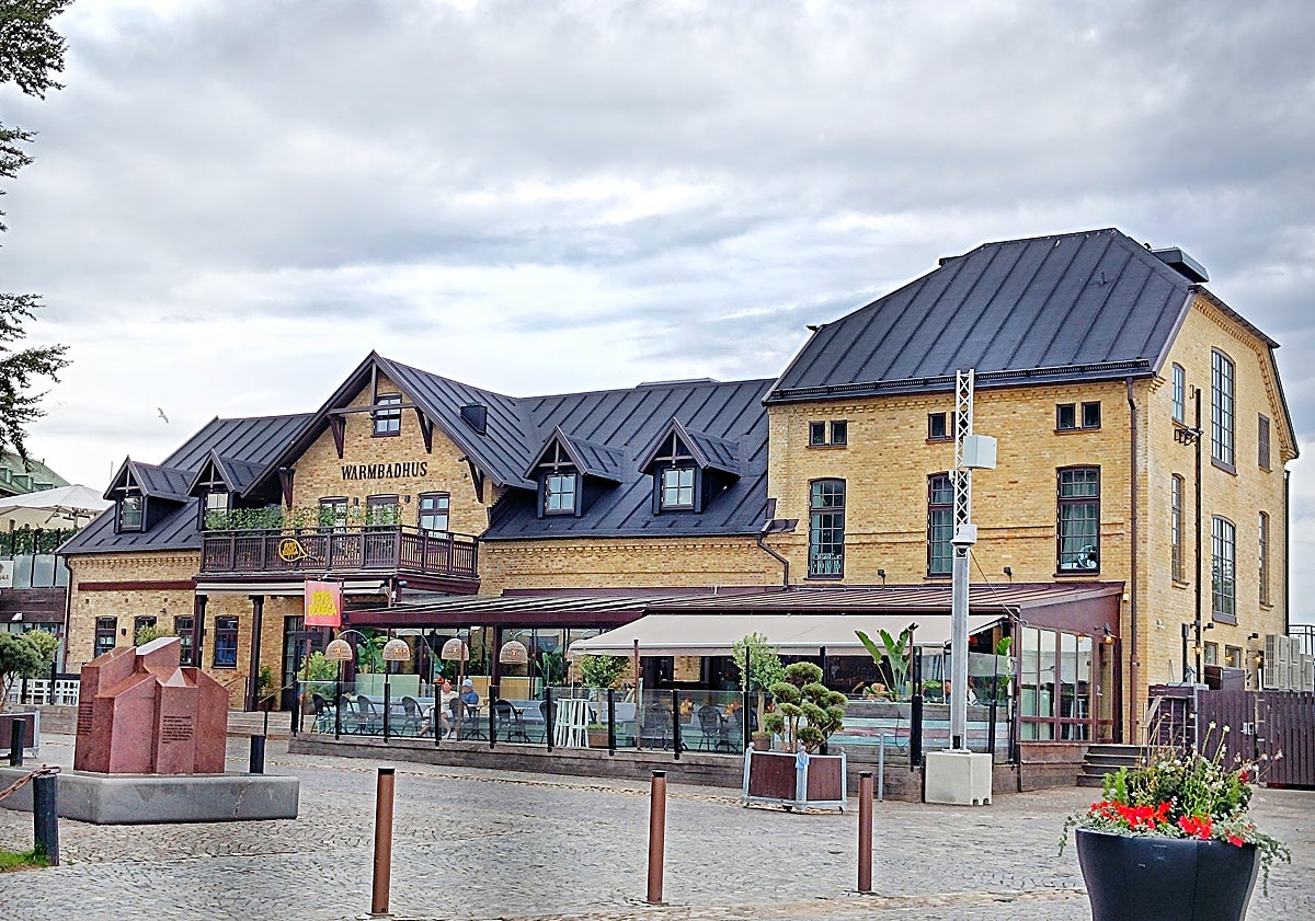 Imagen principal - The old bath house, a boutique and a promenade area.