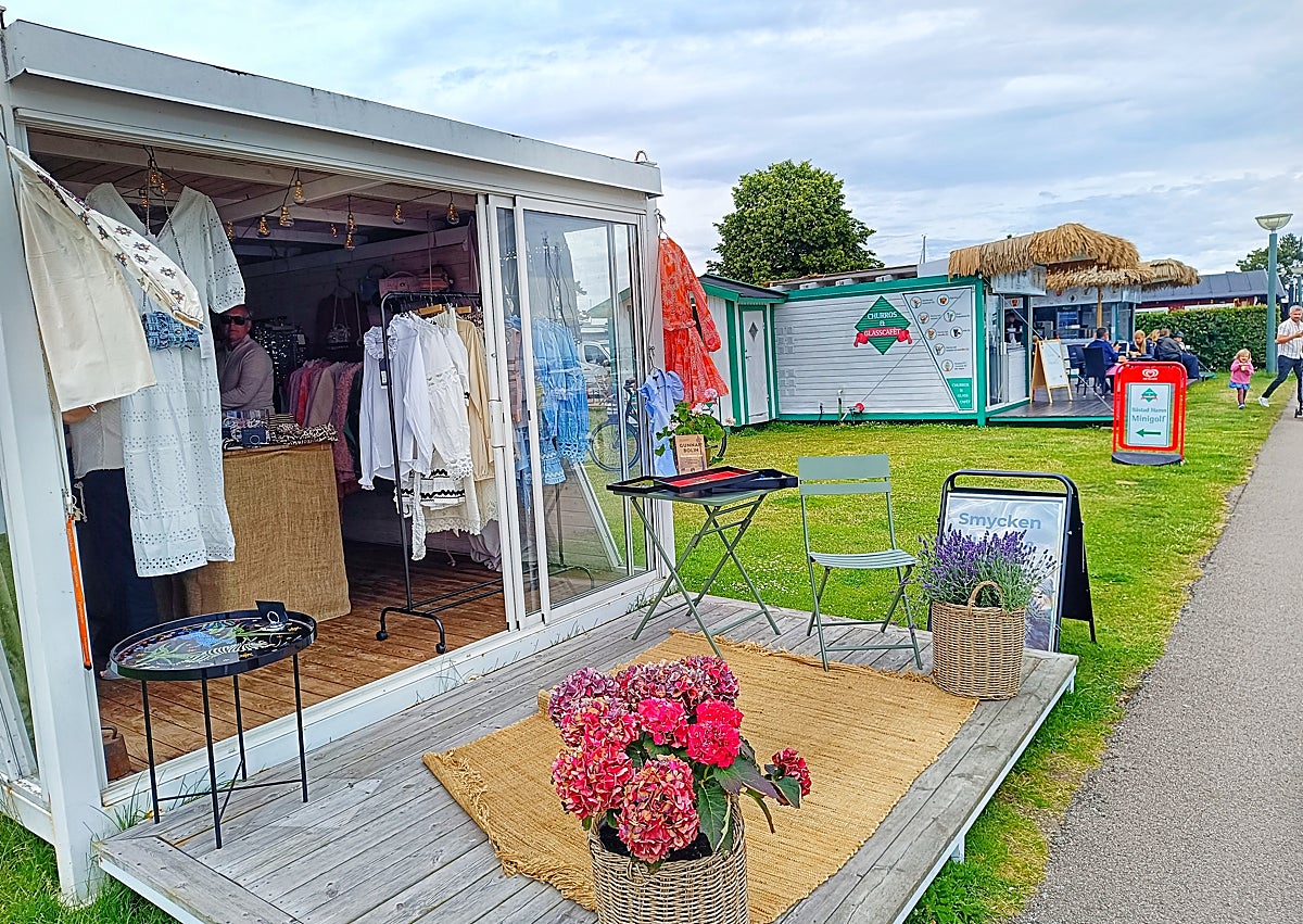 Imagen secundaria 1 - The old bath house, a boutique and a promenade area.