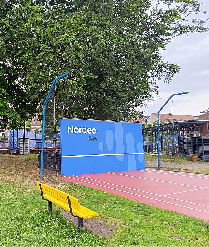 Imagen secundaria 2 - In the centre.