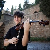 Bruno Hock with his violin on the steps to the Alcazaba.
