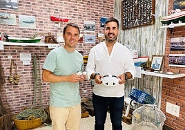 Germán García and deputy mayor David Segura with the VR glasses