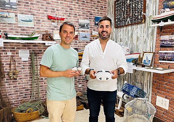 Germán García and deputy mayor David Segura with the VR glasses