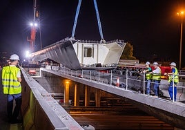 Sando workers during the placement of the beams of the viaduct over the MA-20.