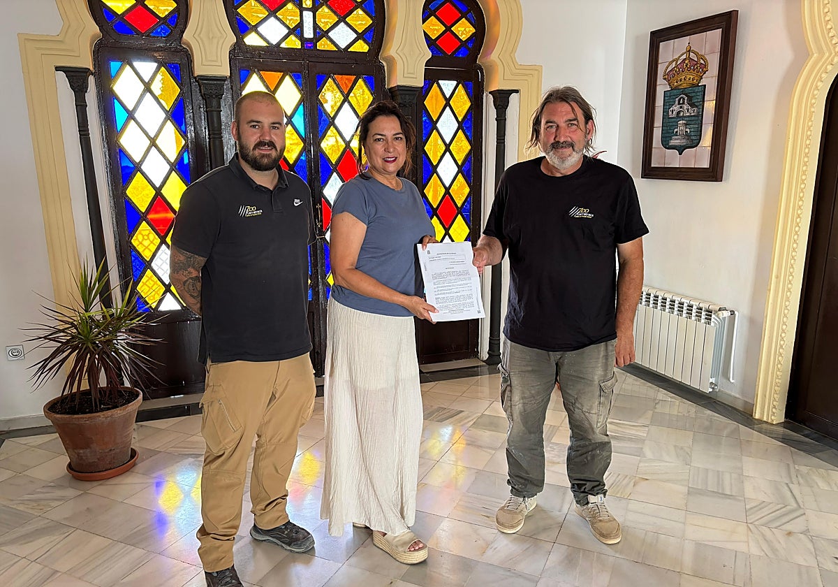 The promoters of the future nature theme park with the Mayor of Carratraca, Marian Fernández, at the signing of the building permit.