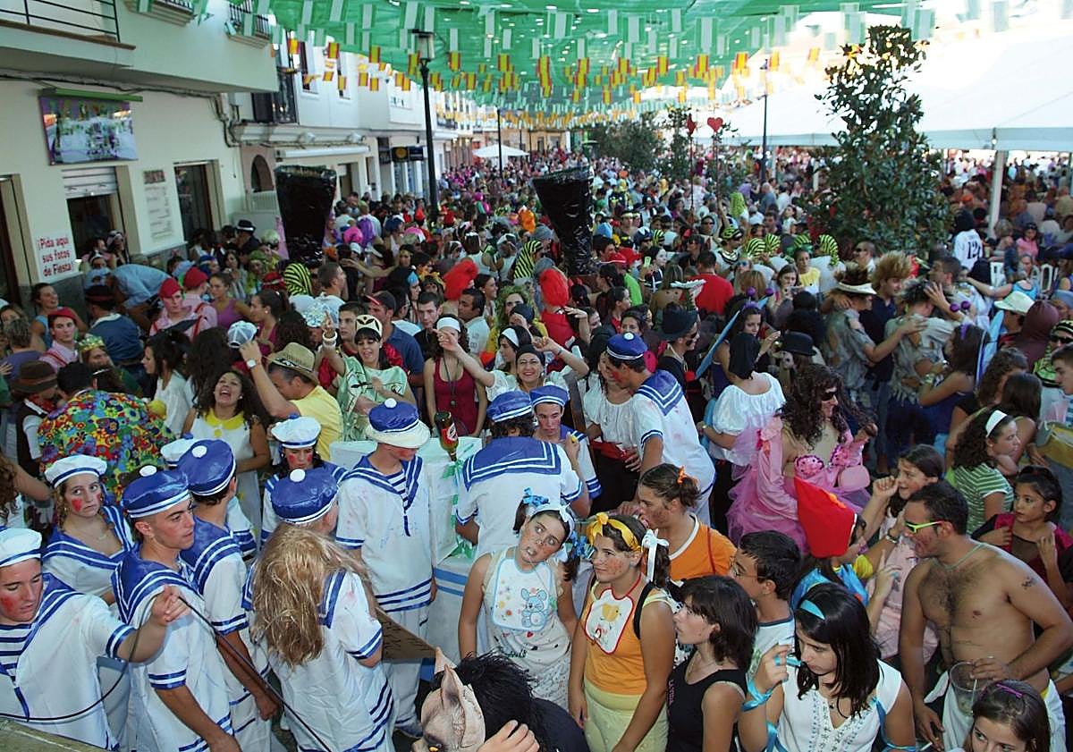Imagen principal - The summer carnival and traditional molletes.