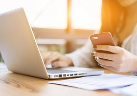 Can companies in Spain require employees to answer calls and WhatsApp messages outside normal work hours?