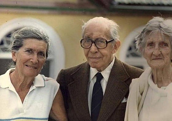 Porfirio Smerdou with his sister Amelia and niece in Malaga.