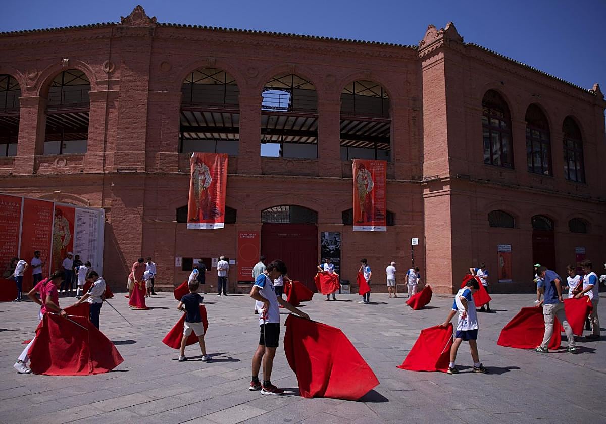 The students in the Plaza Antonio Ordóñez, next to the bullring.