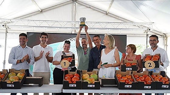 'Bull's balls' reign supreme at Coín's tomato festival