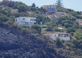 Photo that shows how close to houses the fire in Tarifa got.