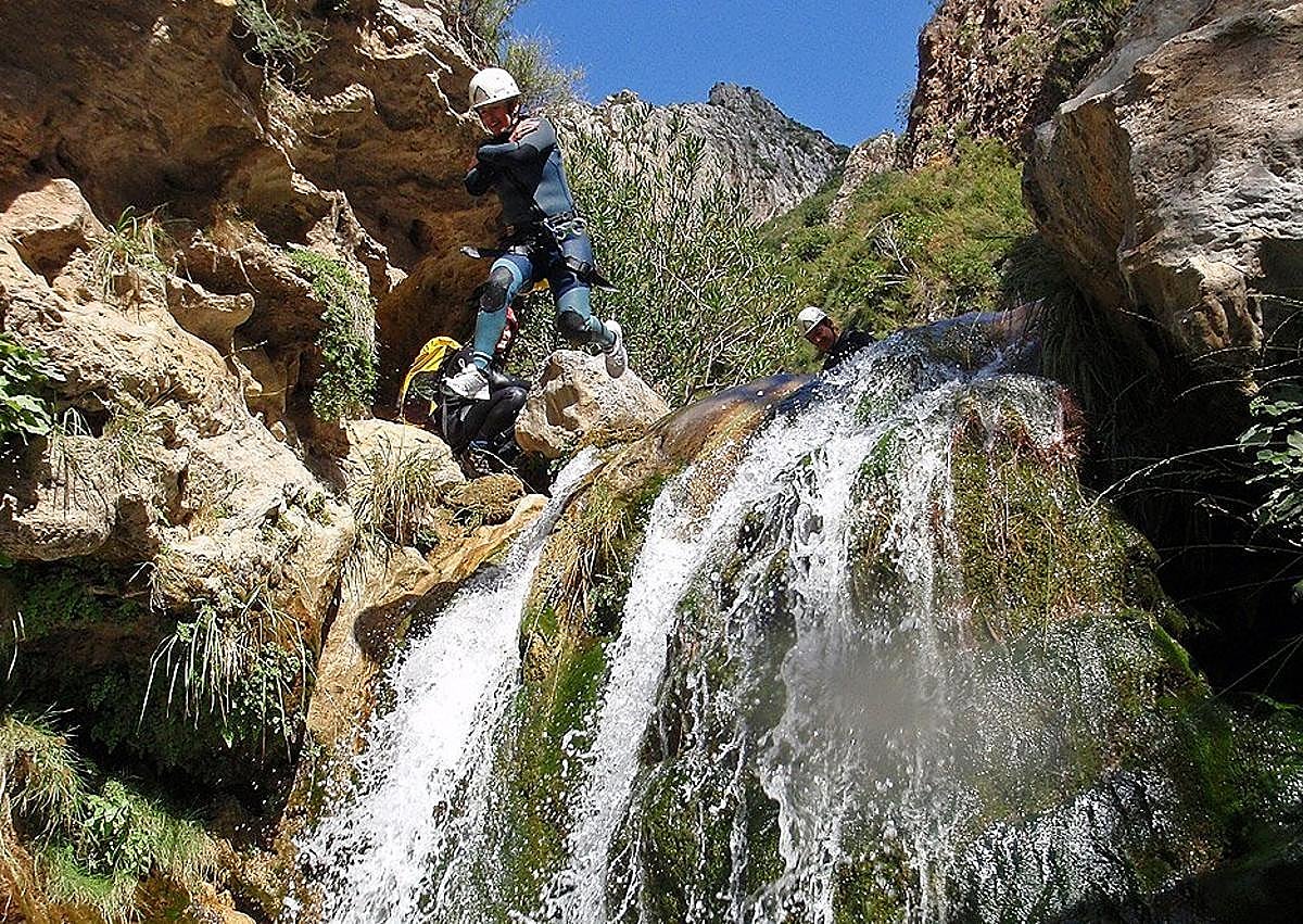 Imagen secundaria 1 - Descend into Granada's canyons: emerald green water, pools and adventures