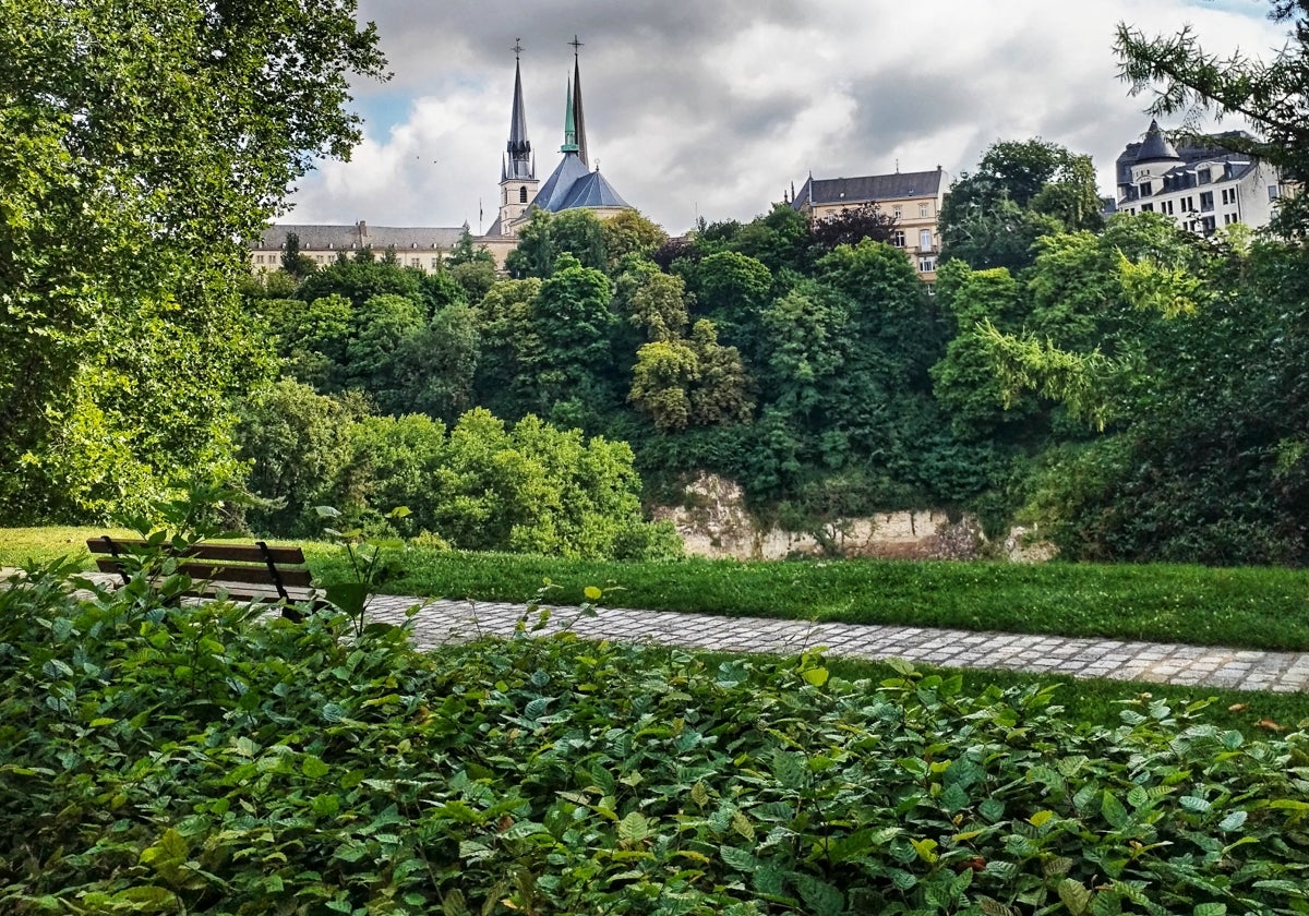 A city visit with refreshing summer rain