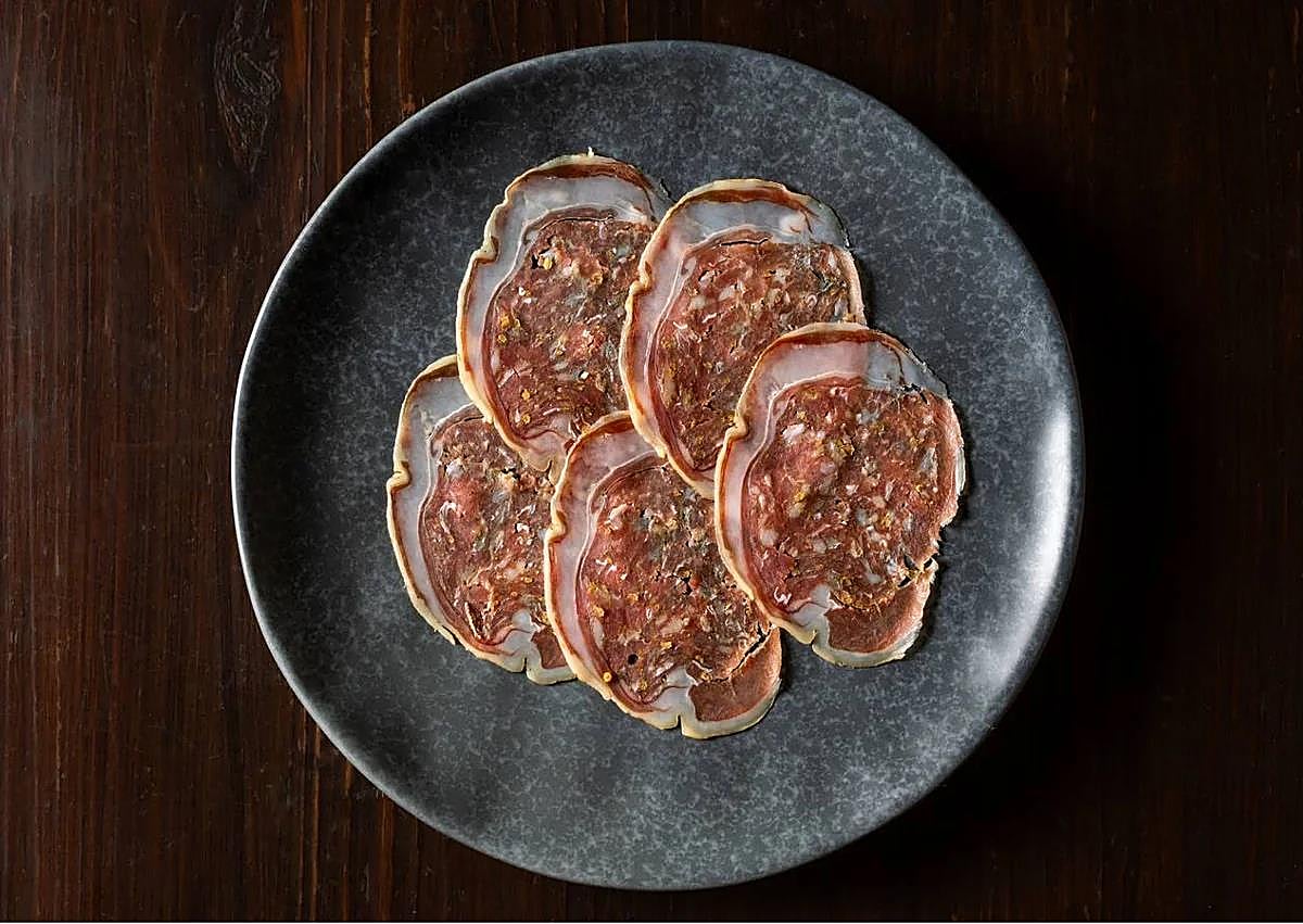 Imagen secundaria 1 - The Lagarde brothers make their own charcuterie.