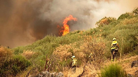One firefighter dies and another injured after fire engine overturns in northwest Spain
