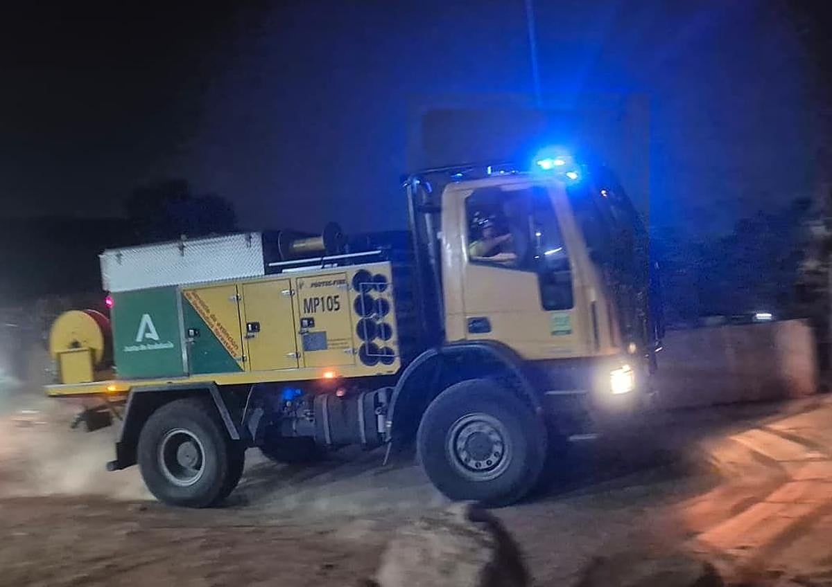 Imagen secundaria 1 - Second consecutive night of forest fires in Malaga city, this time in Cerro de la Tortuga area