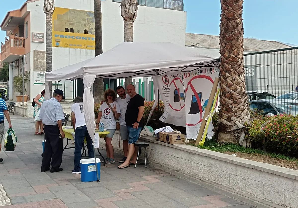 Members of the platform 'No a la gasolinera. Protegemos El Coto' in a campaign to collect signatures.