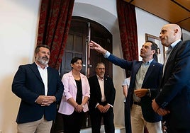 Juanma Moreno (second right) with the mayor of Archidona during his visit.