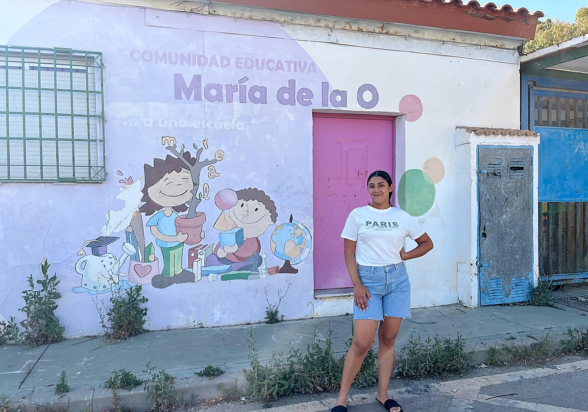 Libertad, at the door of the María de la O school in Los Asperones.