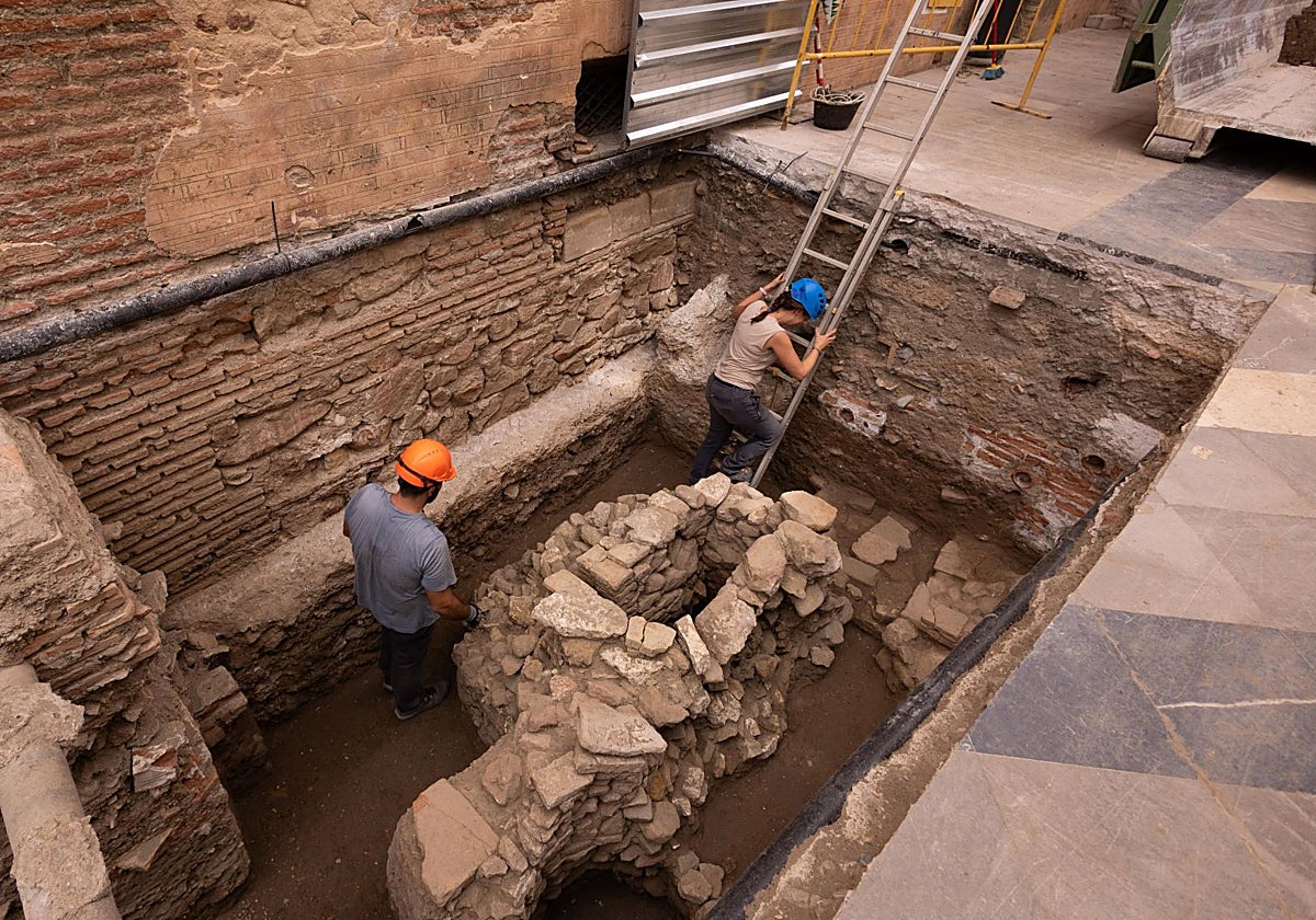 The dig in Calle Císter, next to the Sagrario, is the one that has uncovered the late antique and Almohad wells.