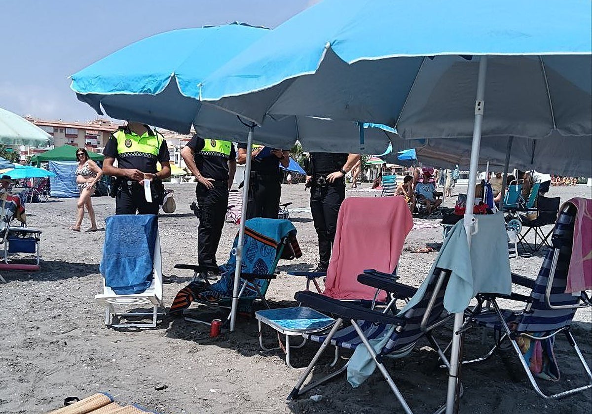 Imagen principal - Local Police officers remove items from beaches in Torrox Costa