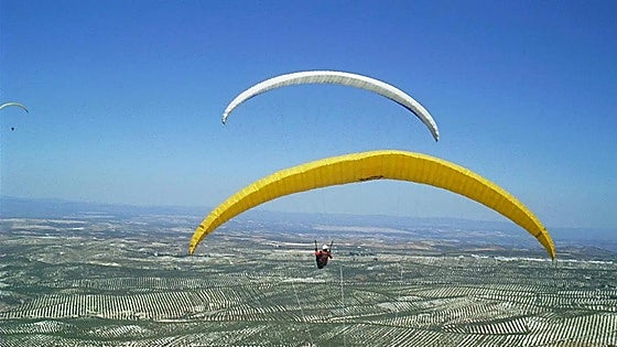 Resident of inland Malaga town dies while paragliding in Granada province
