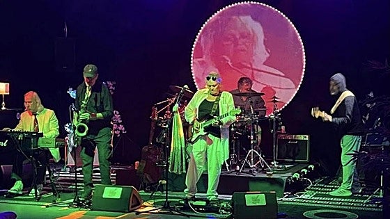 Head to Cajiz to catch Richard Ray Farrell and Mama Paula