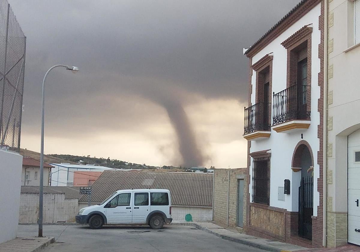Imagen principal - It&#039;s six years since three tornadoes and a supercell wreaked havoc in an inland Malaga town