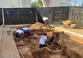 Archaeologists work on the exhumation of one of the mass graves located in the municipal cemetery of Campillos.