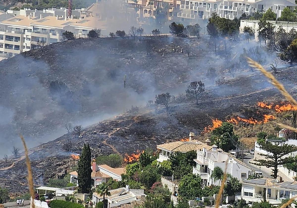 Imagen principal - Several properties evacuated and roads closed due to latest wildfire on Costa del Sol