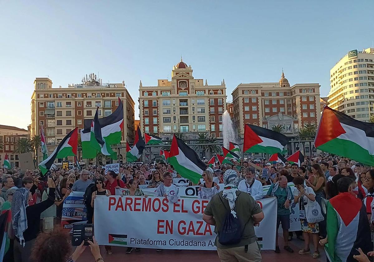 Imagen principal - Thousands of people demonstrate their support for Gaza in Malaga: &#039;We cannot look the other way&#039;
