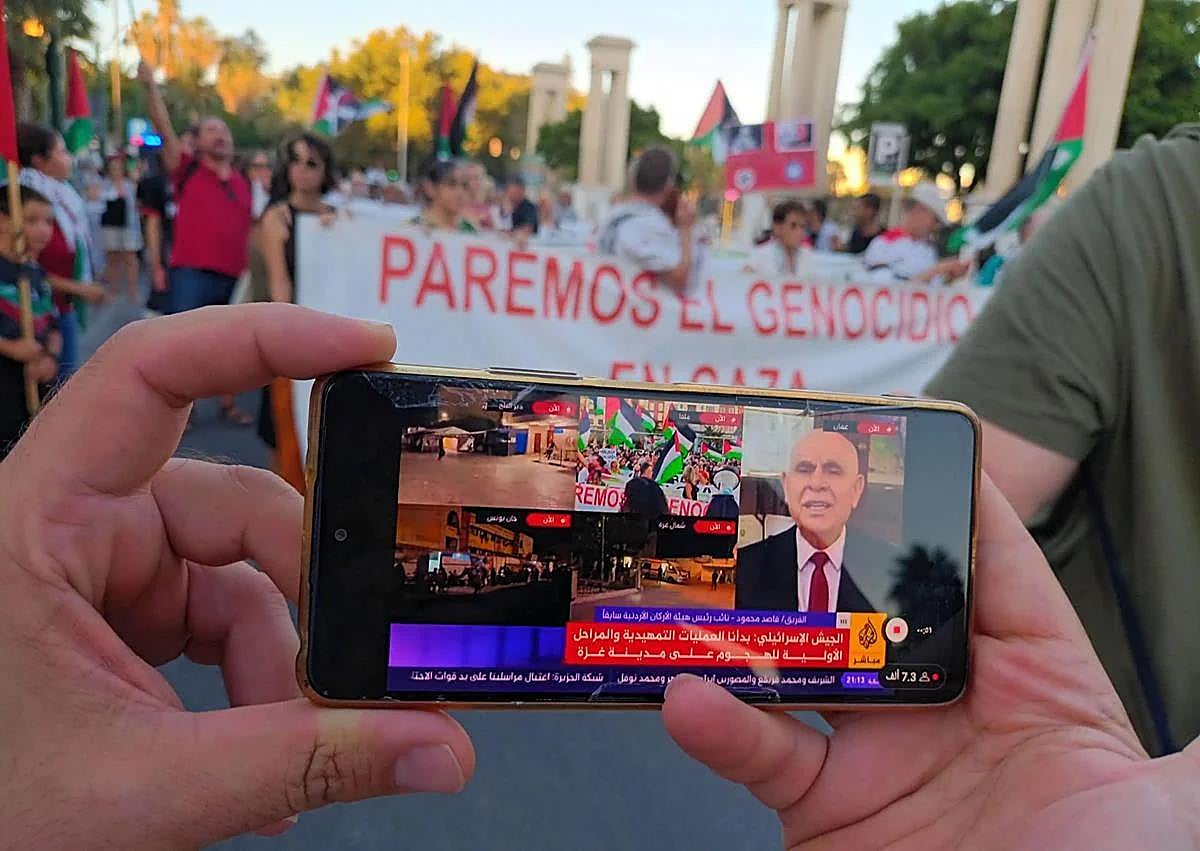 Imagen secundaria 1 - Thousands of people demonstrate their support for Gaza in Malaga: 'We cannot look the other way'