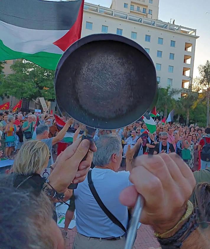 Imagen secundaria 2 - Thousands of people demonstrate their support for Gaza in Malaga: &#039;We cannot look the other way&#039;