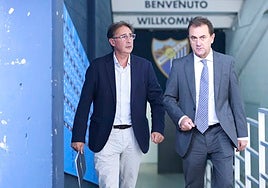 Malaga's sporting director Loren Juarros, left, with the club's administrator, José María Muñoz.