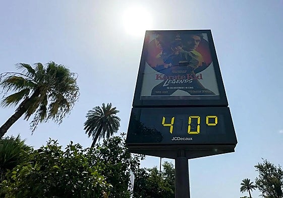 A street thermometer shows 40C in Seville.