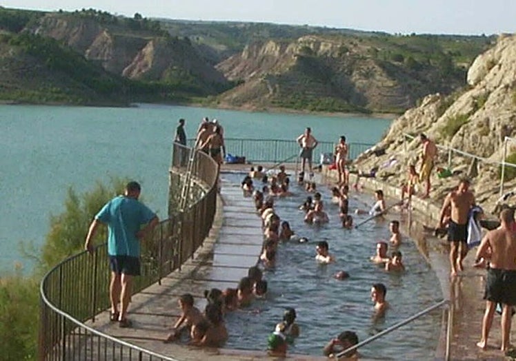 A spa in the form of a swimming pool in Zújar.