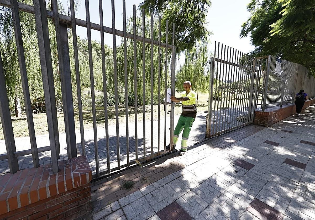 Imagen principal - Park in capital of Costa del Sol closed to public while death of around 20 birds is investigated