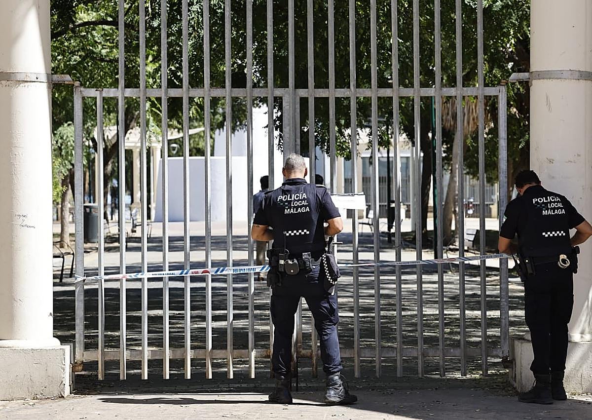 Imagen secundaria 1 - Park in capital of Costa del Sol closed to public while death of around 20 birds is investigated