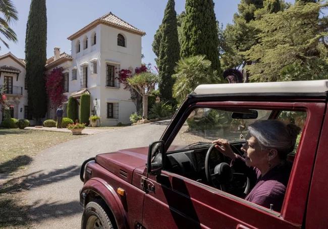 Kiti Mánver's character arriving at the Huerta del Conde mansion in the city.
