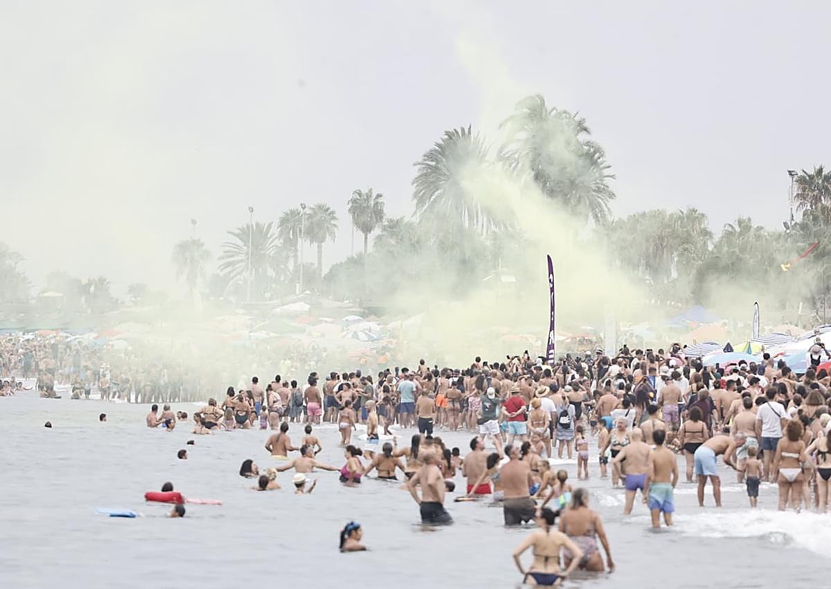 Imagen secundaria 1 - Costa del Sol air show draws the crowds despite the cloud and rain, in photos and video