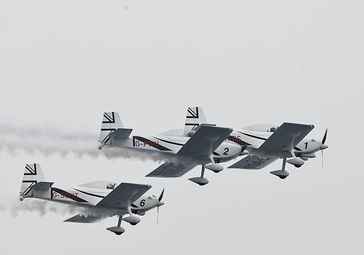 Imagen principal - Costa del Sol air show draws the crowds despite the cloud and rain, in photos and video
